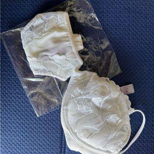 Brand New White Lace Lingerie Set – 34C Bra & Medium Thong – Elegant Floral Mesh